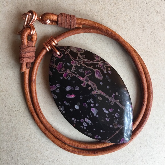 Jewelry - SALE 16” Agate Leather Choker Pendant Necklace